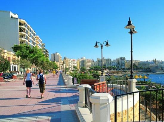 Modern Apartment Steps To St George'S Bay San Ġiljan Extérieur photo